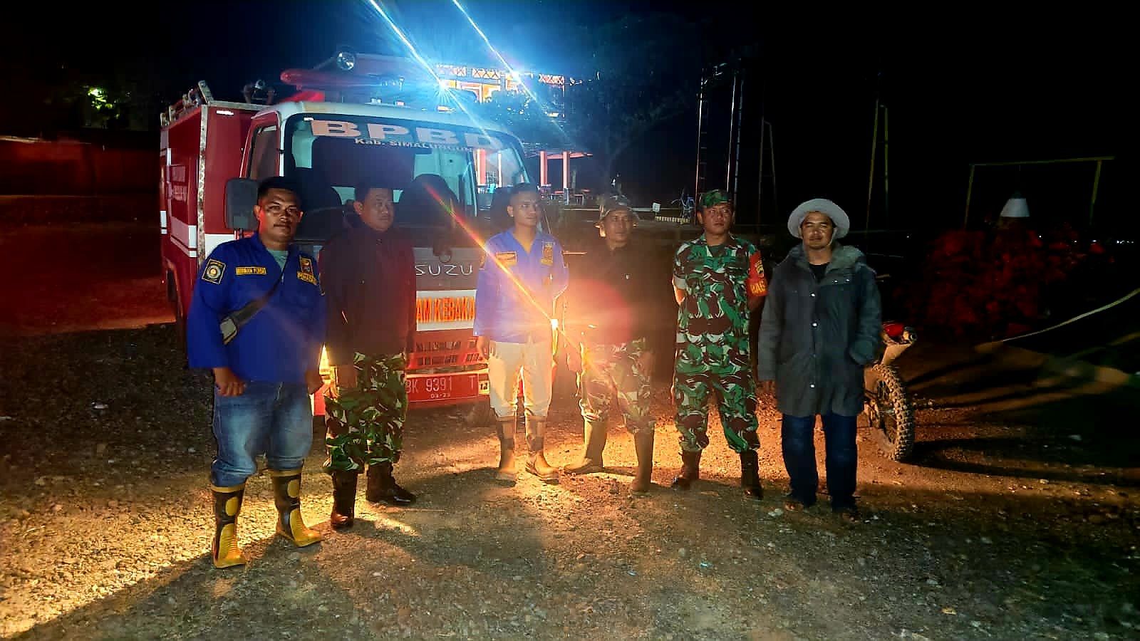 BPBD Simalungun bersama tim gabungan usai memadamkan api yang membakar lahan pertanian masyarakat di kawasan Huta Batu Marandor, Nagori Tigaras
