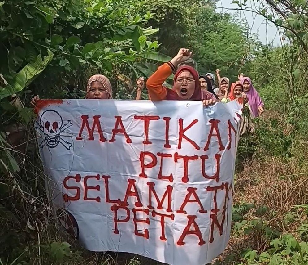 Petani lingkar PLTU Keban Agung berunjuk rasa menuntut perusahaan tanggung jawab terhadap kerusakan kebun