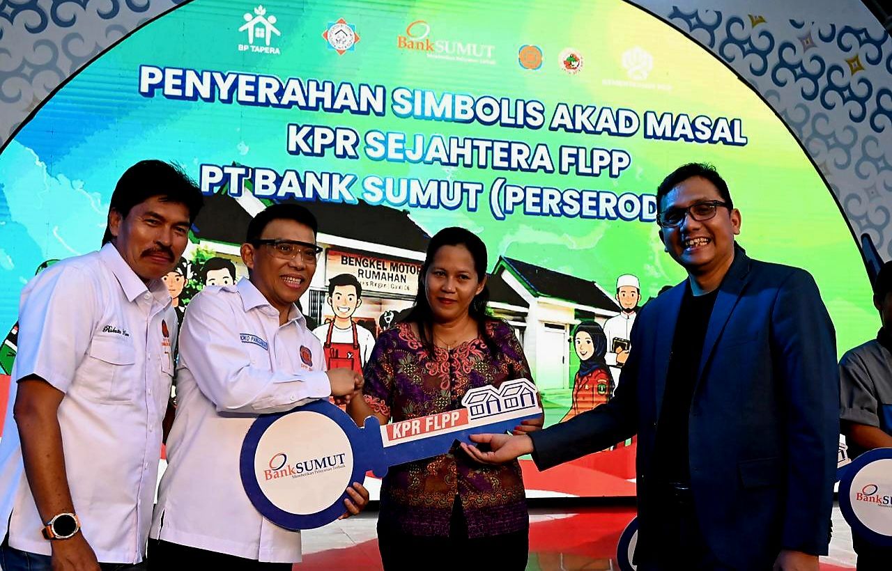 Penyerahan Simbolis kunci rumah KPR Sejahtera FLPP kepada debitur 