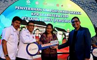 Penyerahan Simbolis kunci rumah KPR Sejahtera FLPP kepada debitur 