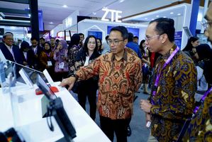  Direktur IT Digital Telkom Faizal Rochmad Djoemadi mengunjungi AI Zone Telkom pada DTI-CX 2026 
