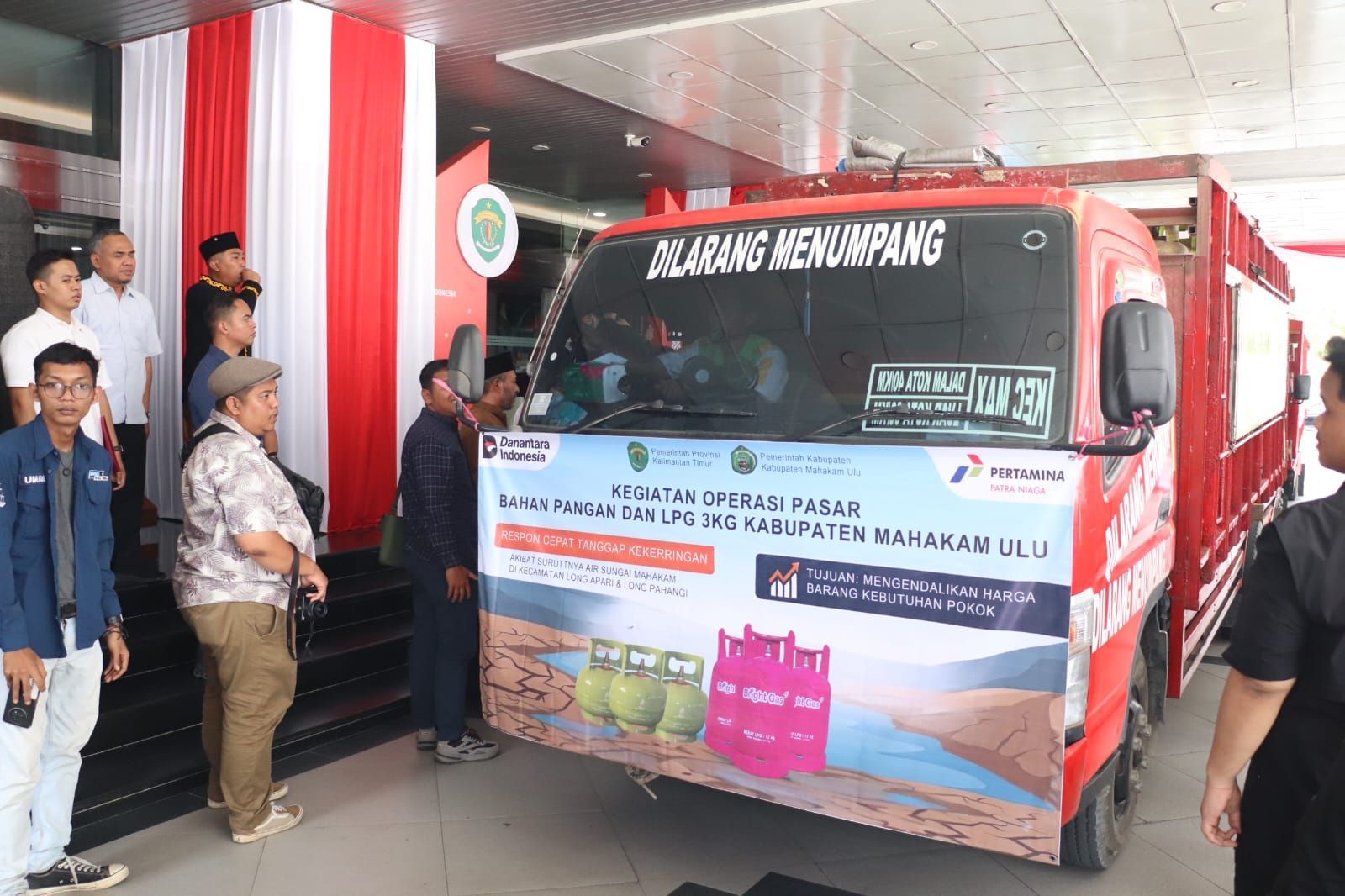 Sungai Mahakam Surut, Pemprov Kaltim Salurkan Cadangan Pangan ke Mahakam Ulu 