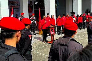 DPD PDI Perjuangan Provinsi Sumatera Utara menggelar upacara peringatan Hari Ulang Tahun ke-81 Kemerdekaan Republik Indonesia di halaman kantornya
