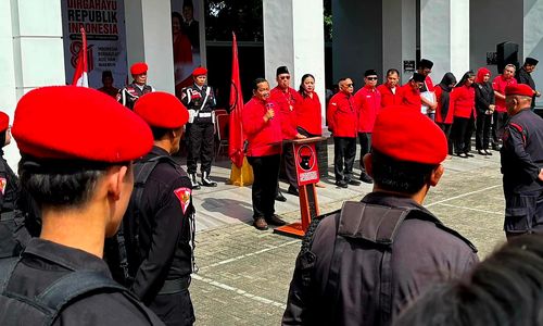  DPD PDI Perjuangan Provinsi Sumatera Utara menggelar upacara peringatan Hari Ulang Tahun ke-81 Kemerdekaan Republik Indonesia di halaman kantornya