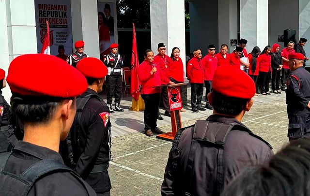  DPD PDI Perjuangan Provinsi Sumatera Utara menggelar upacara peringatan Hari Ulang Tahun ke-81 Kemerdekaan Republik Indonesia di halaman kantornya
