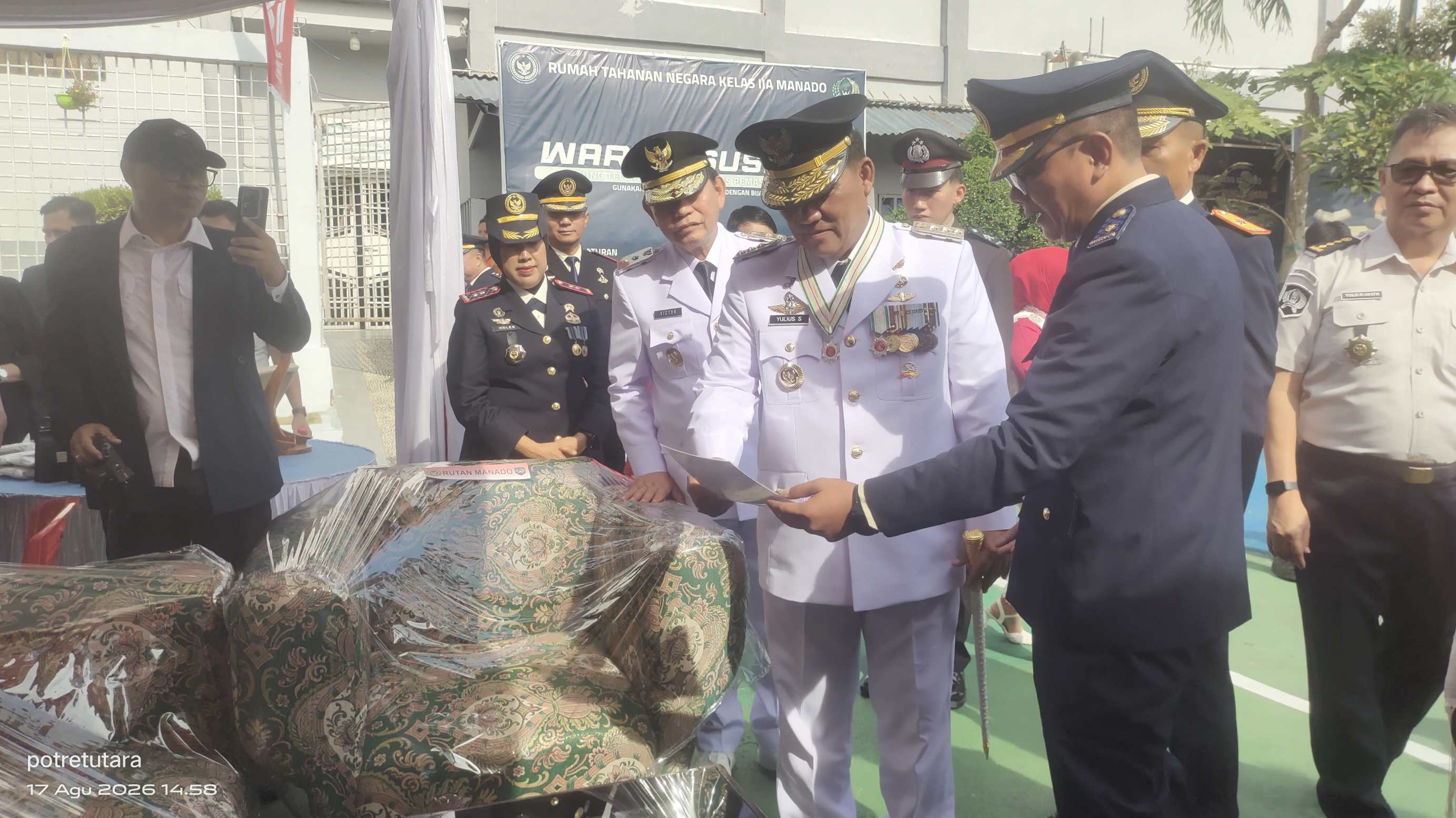 Gubernur Sulut Yulius Selvanus langsung memesan tiga set kursi sofa hasil kerajinan tangan WBP Rutan Manado.
