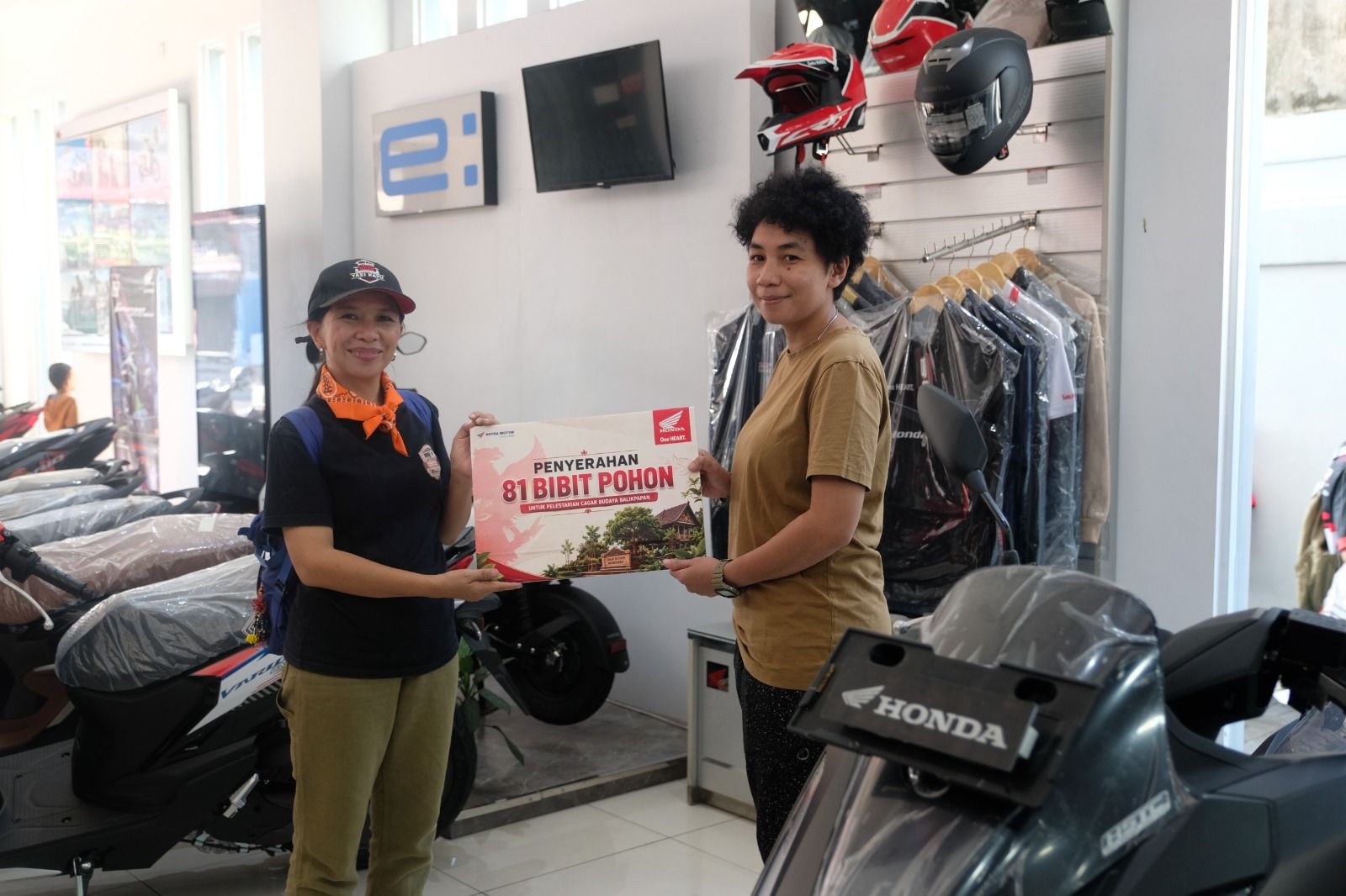 Paguyuban Honda Balikpapan Serahkan 81 Bibit Pohon untuk Cagar Budaya 