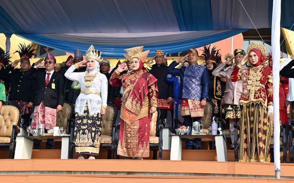 Usai Merah Putih Diturunkan, Warna Budaya Nusantara Menghiasi Menara Siger.jpeg