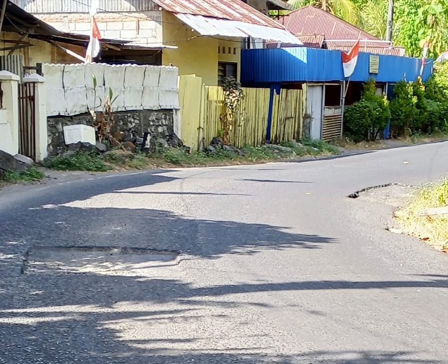 Jalan berlubang di Jalan Daan Mogot, Kota Manado.