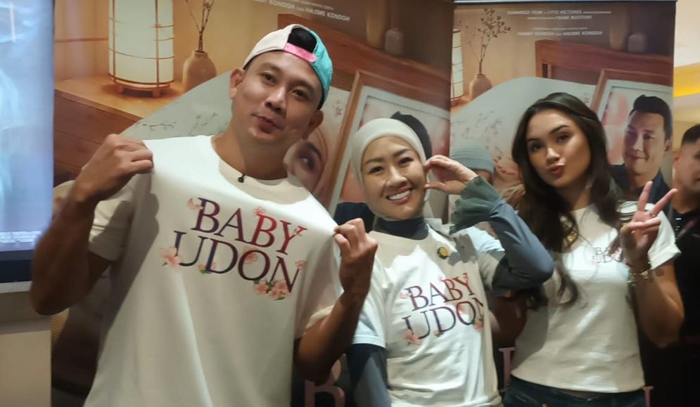 Denny Sumargo, Fanny Kondoh dan Caitlin Halderman menghadiri Gala Premiere "Baby Udon" di XXI Opi Palembang