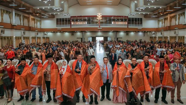 Gubernur Mirza Terima Penghargaan dari HKBP atas Dedikasi Perkuat Kerukunan