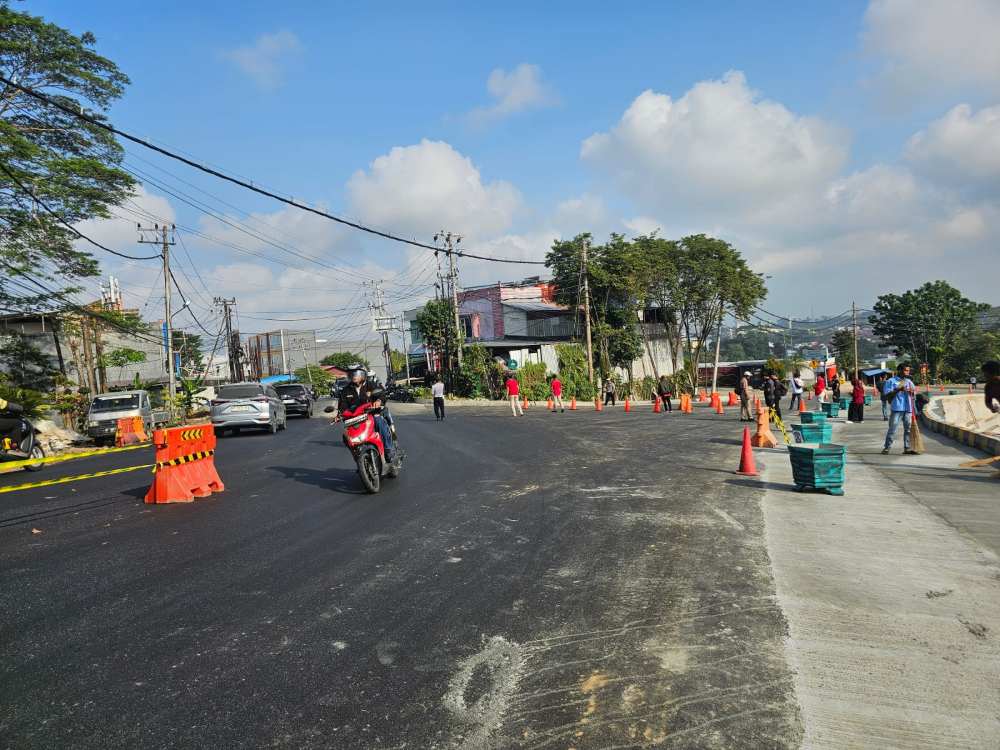 Jalan Syarifuddin Yoes Balikpapan resmi dibuka kembali pada 23 Agustus 2026 setelah perbaikan longsor selesai. Akses menuju Bandara Sepinggan kembali lancar.