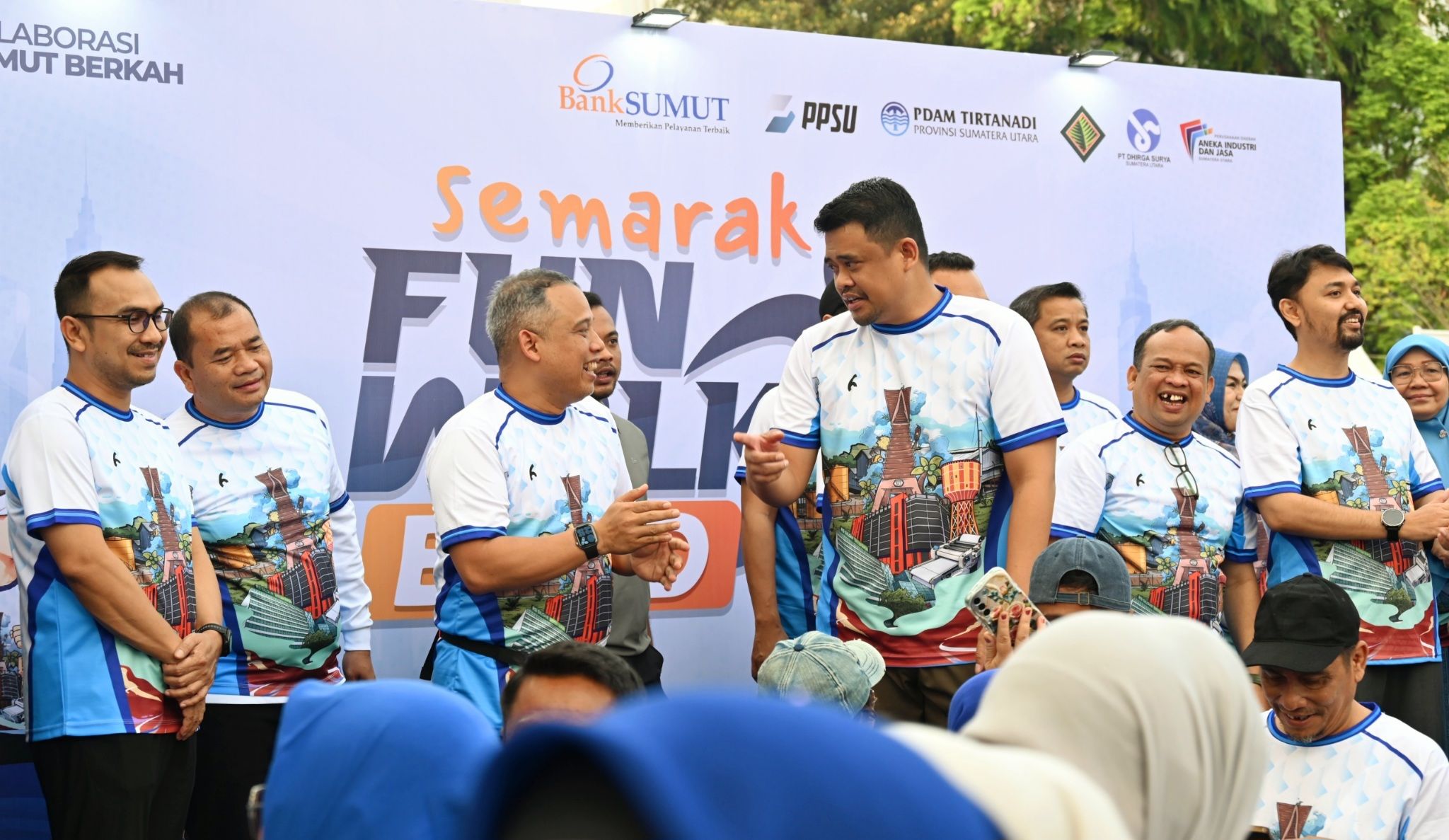 
Gubernur Sumut Bobby Nasution menghadiri Semarak Funwalk BUMD di pelataran pakir Bank Sumut