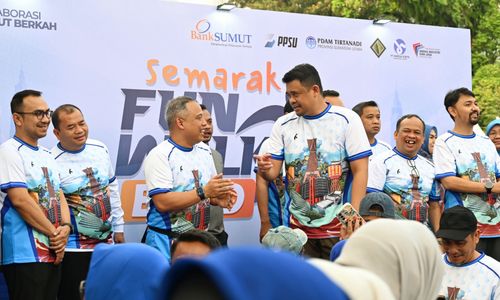  Gubernur Sumut Bobby Nasution menghadiri Semarak Funwalk BUMD di pelataran pakir Bank Sumut