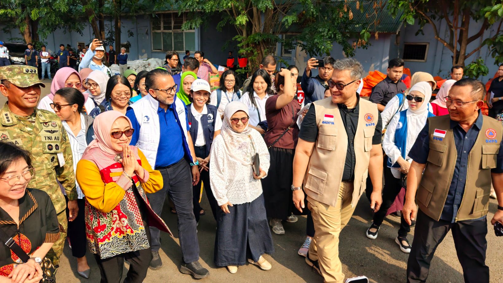Deputi Bidang Sistem dan Strategi BNPB Raditya Jati mendampingi Menteri PPPA saat penyerahan bantuan spesifik perempuan dan anak terdampak gempabumi NTT di Pos Dukungan Logistik Nasional PDB Gempabumi NTT Halim Perdanakusuma