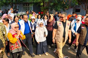 Deputi Bidang Sistem dan Strategi BNPB Raditya Jati mendampingi Menteri PPPA saat penyerahan bantuan spesifik perempuan dan anak terdampak gempabumi NTT di Pos Dukungan Logistik Nasional PDB Gempabumi NTT Halim Perdanakusuma