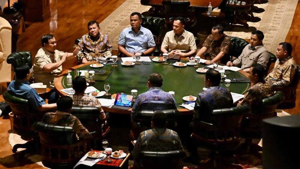 Presiden Prabowo Subianto melakukan evaluasi penanganan bencana kebakaran lahan, serta gempa di NTT, Minggu (23/8/2026).