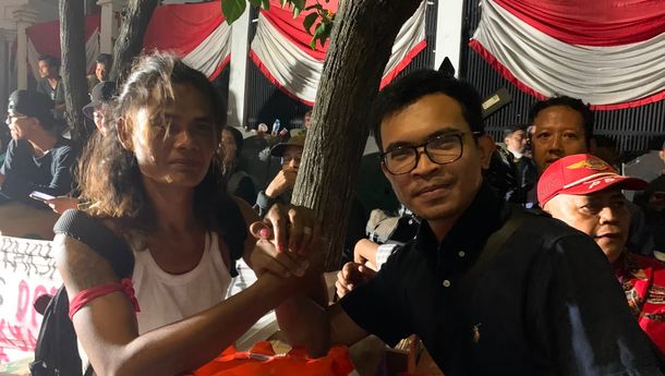  Ketua PP PMKRI Yohanes Tola Temui Massa Pati di Depan DPR