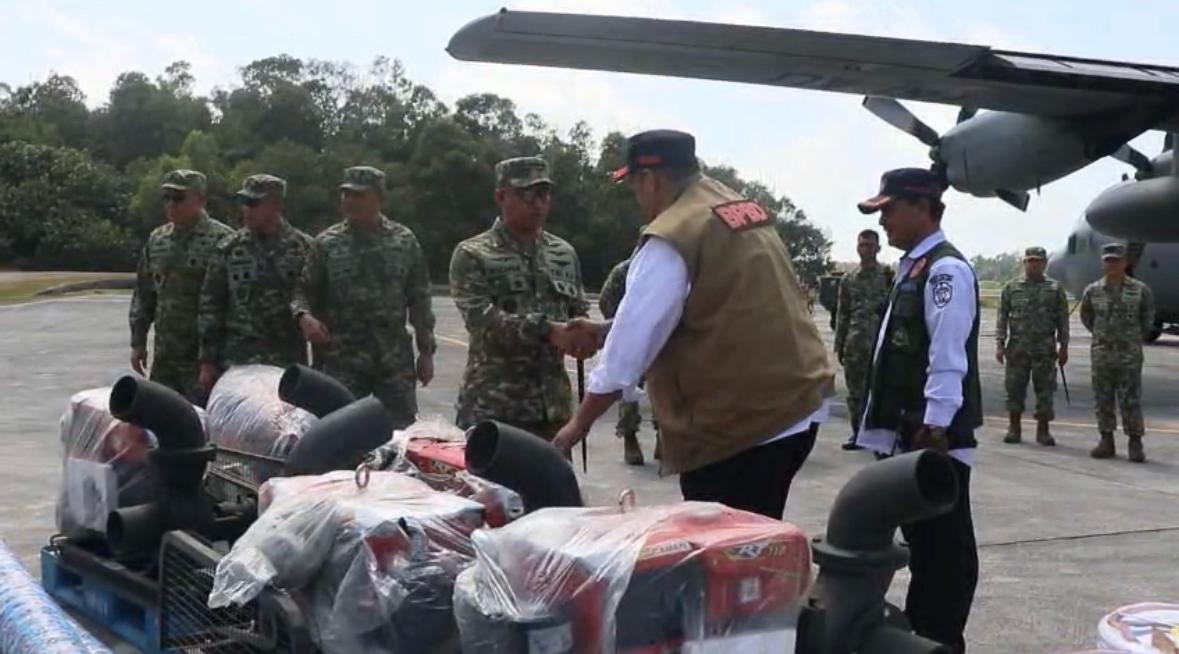 Atasi karhutla Kaltim, pompa air bantuan pemerintah pusat tiba di Balikpapan. 