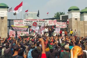 Massa AMPB dan AMPB di depan gedung DPR terkait penyelesaian RUU Perampasan Aset