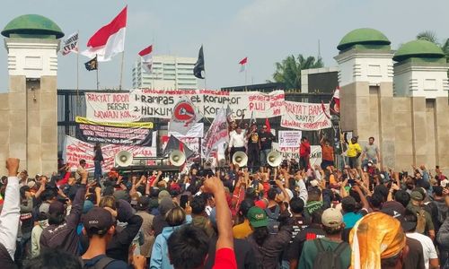 Massa AMPB dan AMPB di depan gedung DPR terkait penyelesaian RUU Perampasan Aset