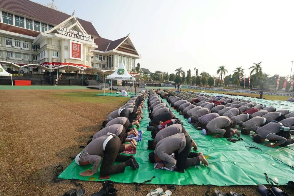 Aparat berbaur dengan warga mengikuti salat Istisqa di halaman kantor Bupati Kutai Timur, Sabtu (29/8/2026)