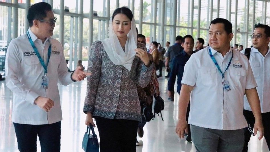 Bupati PPU Mudyat Noor (kanan) bersama Menteri Pariwisata Widiyanti Putri di ajang APKASI Expo 2026.