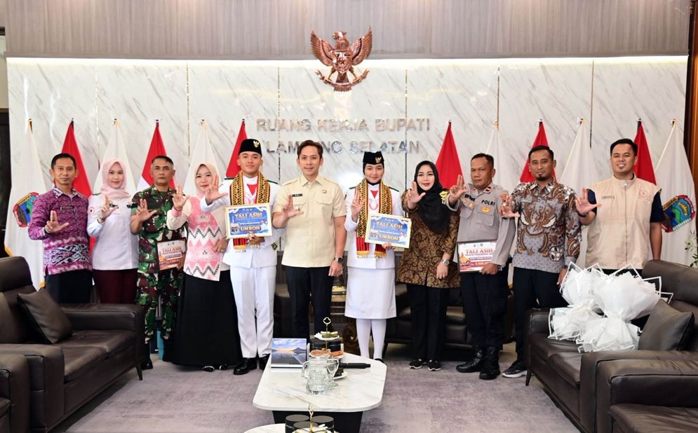 Bupati Egi Hadiahi Umrah Dua Paskibraka Nasional Asal Lampung Selatan.jpeg