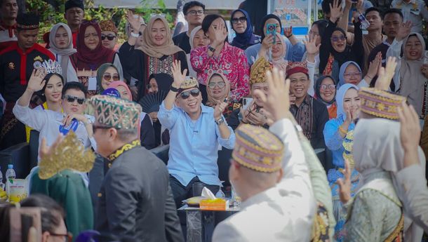 Puncak Festival Krakatau XXXV, Gubernur Mirza Flag Off Tapis Karnaval