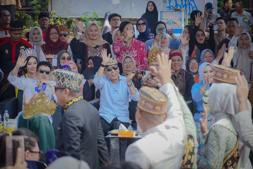 Puncak Festival Krakatau XXXV, Gubernur Mirza Flag Off Tapis Karnaval.jpeg