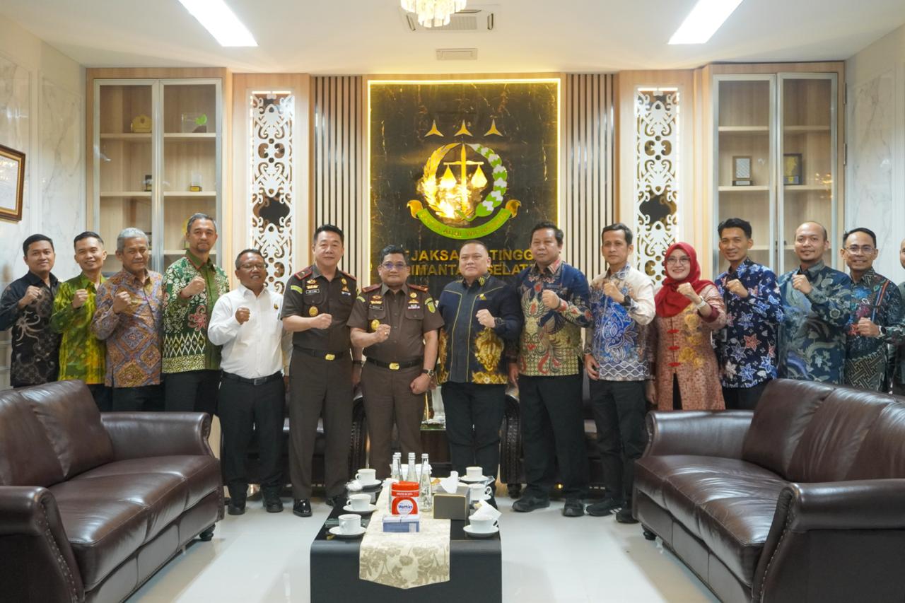 Jajaran PLN dan Kejaksaan Tinggi Kalimantan Selatan berfoto bersama usai audiensi di Kantor Kejati Kalsel, Banjarbaru, Rabu (26/8/2026). Sinergi antarlembaga terus dilanjutkan untuk mendukung kelancaran pembangunan, penyaluran, dan distribusi tenaga listrik di Kalimantan Selatan