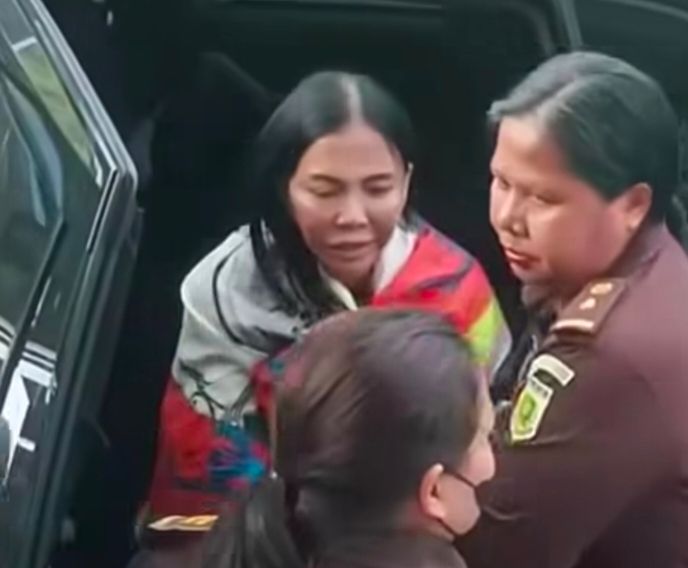 Eks Bupati Minahasa Utara Vonny Anneke Panambunan saat tiba di gedung Kejati Sulut.