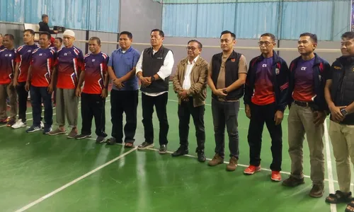 Kadispora Kota Medan Tengku Chairuniza membuka Turnamen Badminton kedua PB Mitra Sporty Medan di GOR Bulutangkis Willy Randi, Kecamatan Medan Marelan, Kota Medan
