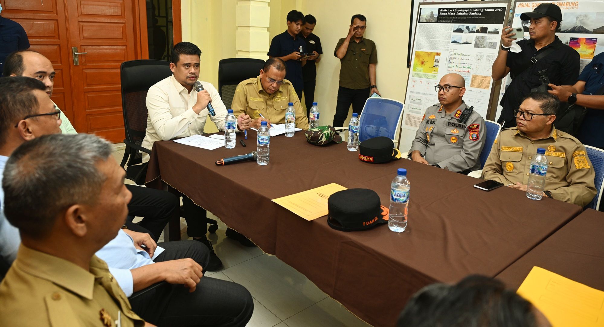Gubernur Sumut Bobby Nasution melakukan rapat teknis bersama Bupati Karo, Antonius Ginting, Forkpimda Kabupaten Karo, sejumlah OPD Pemprov, BMKG Sumut, serta Kepala Pos PGA Sinabung Armen Putra di PVMBG Sinabung di Kecamatan Simpang Empat, Kabupaten Karo