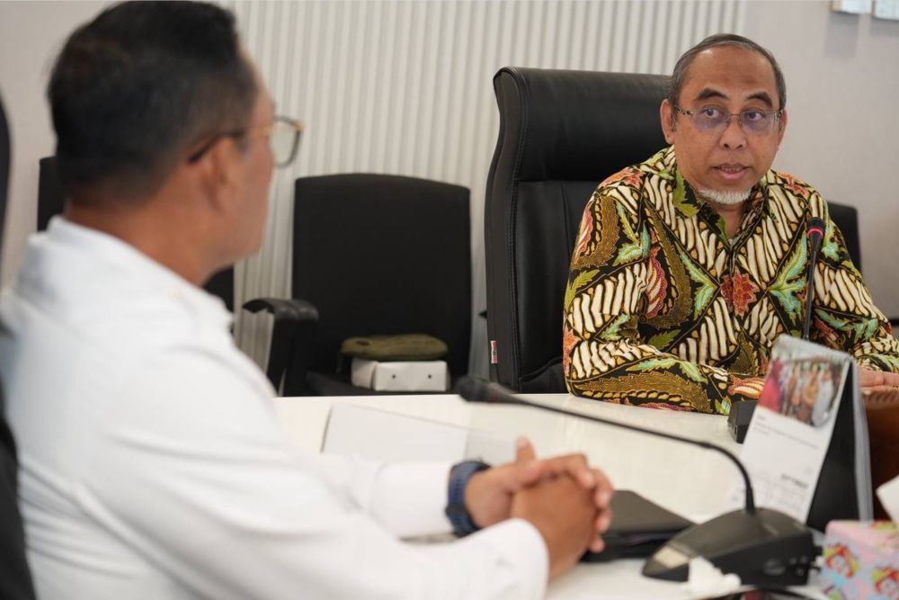 General Manager Plaza Balikpapan dan Central Park Borneo Bay, Aries Adriyanto, berdiskusi  dengan Wakil Gubernur Kalimantan Timur Seno Aji di Kantor Gubernur Kaltim, Kamis (3/9/2026).
