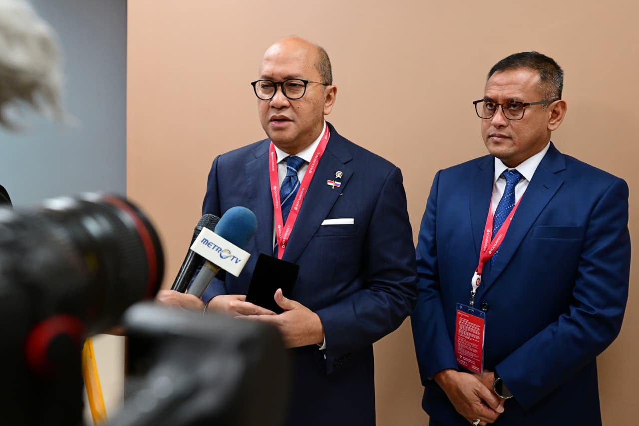 Menteri Investasi dan Hilirisasi sekaligus CEO Danantara, Rosan P. Roeslani dan Direktur Utama PT Pupuk Indonesia (Persero) Rahmad Pribadi saat memberikan keterangan pers di Vladivostok, Rusia, Kamis, 3 September 2026.