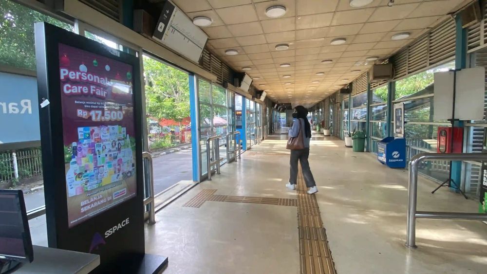 Iklan digital di fasilitas publik, salah satu produk PT Era Media Sejahtera Tbk (DOOH).