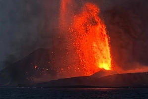 Waspada Abu Vulkanik Erupsi Anak Krakatau! Ini Cara Melindungi Diri yang Tepat