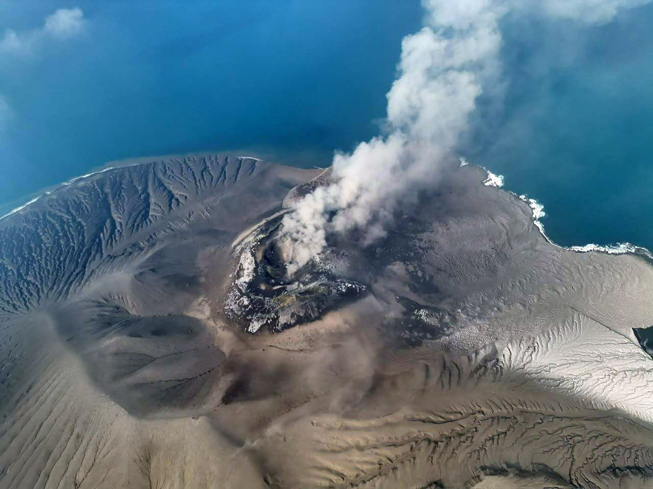 Erupsi anak Gunung Krakatau.