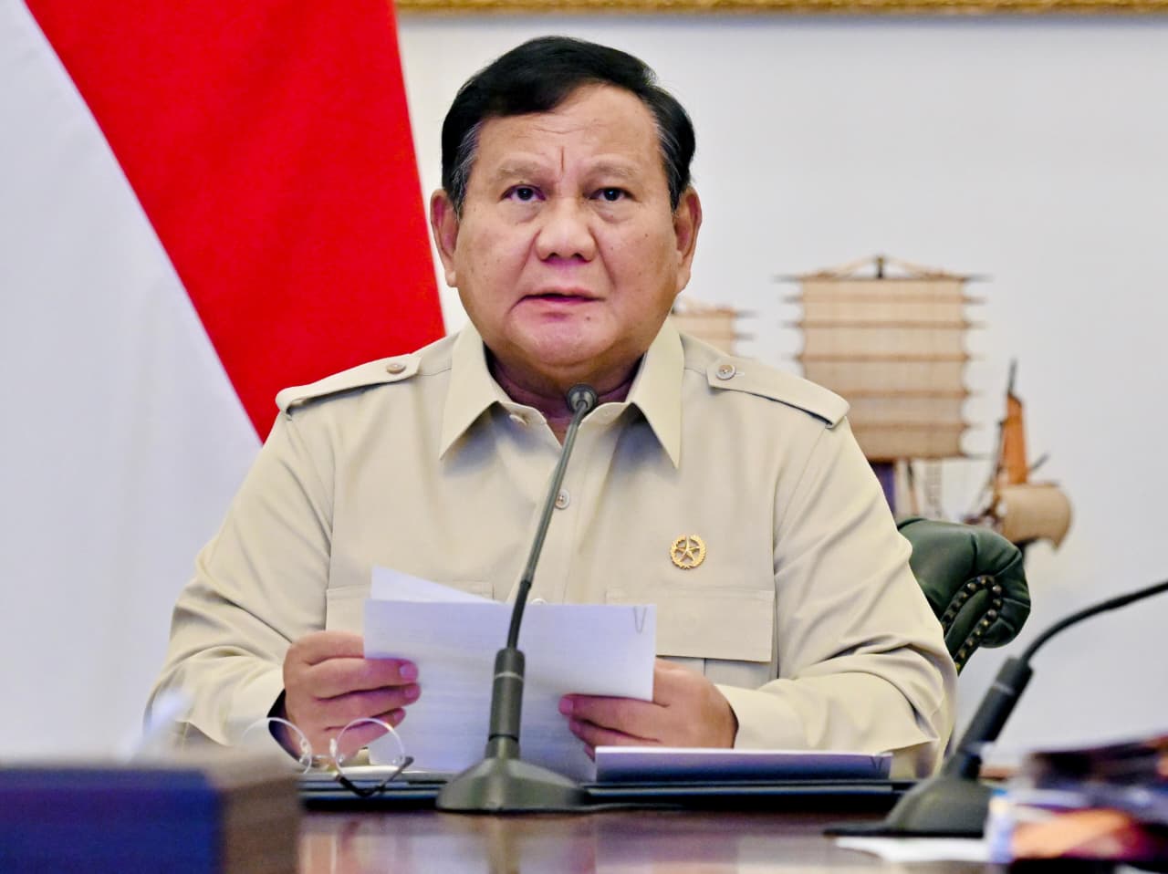 Presiden Prabowo Subianto memimpin rapat terbatas mengenai perkembangan penanganan bencana alam dari Istana Merdeka, Jakarta, melalui konferensi video pada Senin, 7 September 2026. 