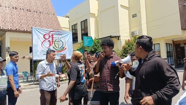 Keluarga Anatolia Geruduk Kejari Sikka, Kajari: Tanya Polda!
