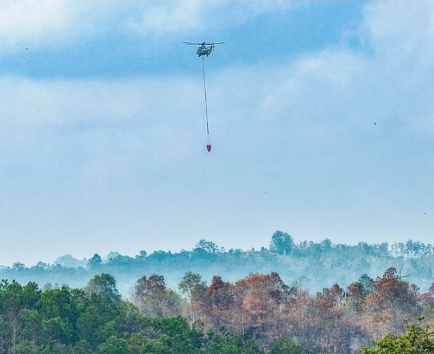 Operasi water booming yang dilakukan Tim Lanud Bomber Balikpapan di kawasan IKN. Air diambil dari kubangan bekas galian tambang lalu disemburkan ke wilayah IKN yang terbakar.