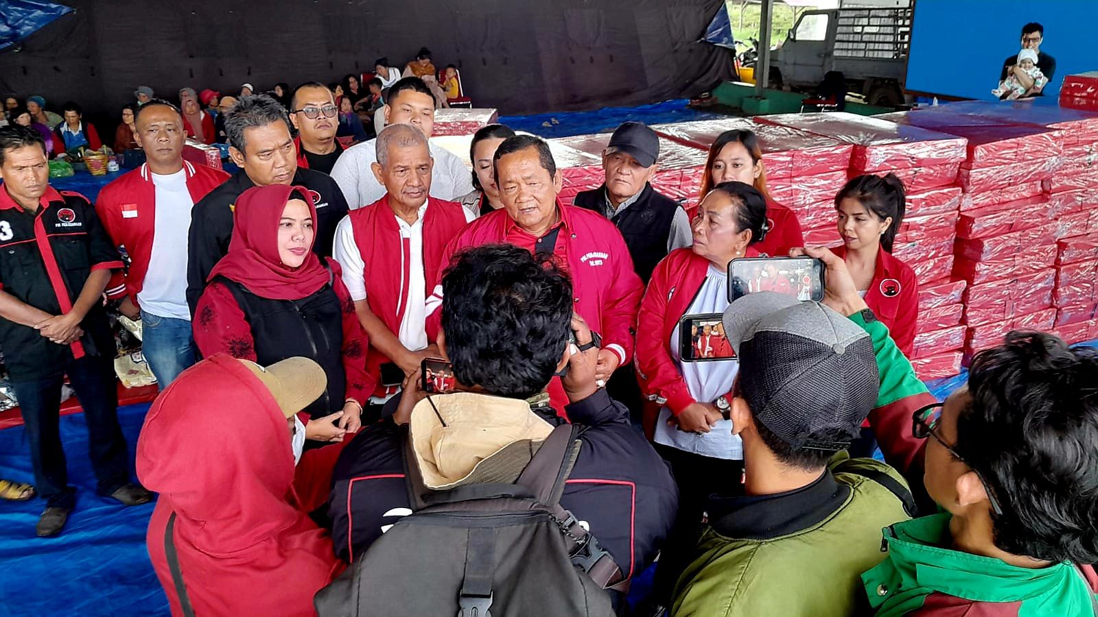 Ketua DPD PDI Perjuangan Sumut Rapidin Simbolon memimpin langsung penyaluran bantuan kemanusiaan untuk warga terdampak erupsi Gunung Sinabung di lokasi pengungsian Desa Sukatengah, Kecamatan Namanteran, Kabupaten Karo, Kamis (3/9/2026)Ketua DPD PDI Perjuangan Sumut Rapidin Simbolon memimpin langsung penyaluran bantuan kemanusiaan untuk warga terdampak erupsi Gunung Sinabung di lokasi pengungsian Desa Sukatengah, Kecamatan Namanteran, Kabupaten Karo, Kamis (3/9/2026)