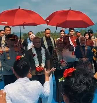 Brigjen Pol Yudo Hermato bersama istri tiba di Bandara Sam Ratulangi Manado.