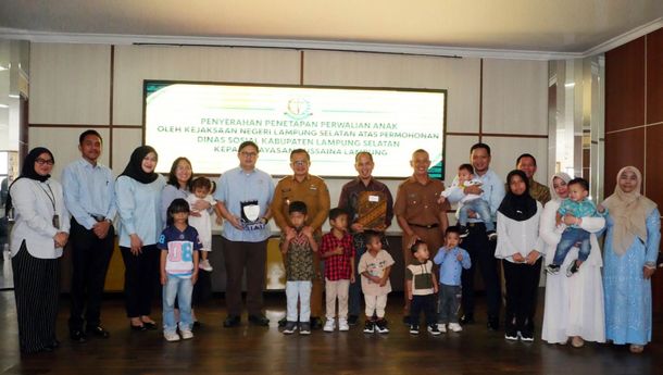 Kajari Lamsel Serahkan Penetapan Perwalian, Hak Delapan Anak Dikawal