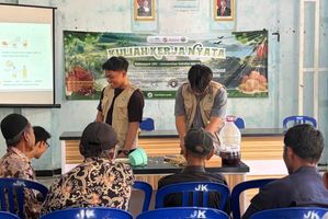 Mahasiswa KKN UNS Latih Warga Jetis Kidul Buat BioProtek dan Pupuk Organik Cair