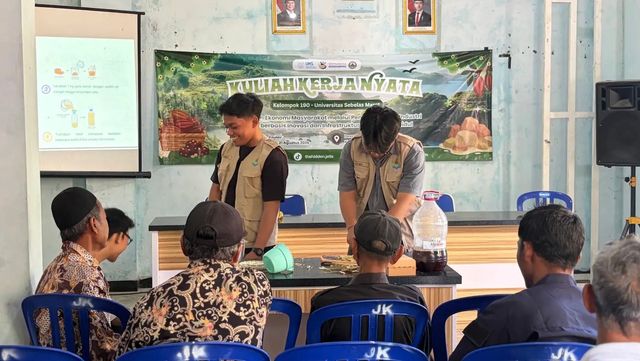 Mahasiswa KKN UNS Latih Warga Jetis Kidul Buat BioProtek dan Pupuk Organik Cair