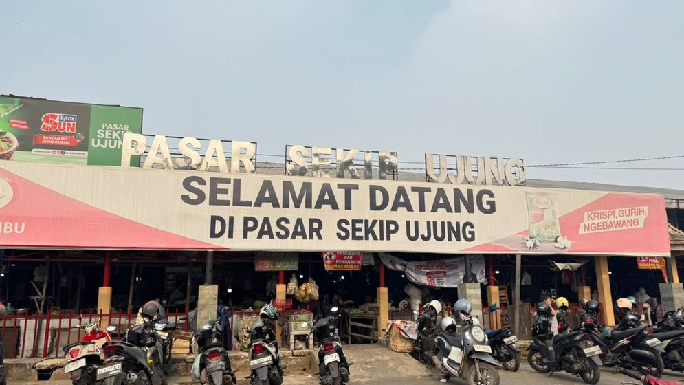 Pasar Sekip Ujung merupakan salah satu pasar tradisional di tengah Kota Palembang, yang menjual berbagai kebutuhan pokok