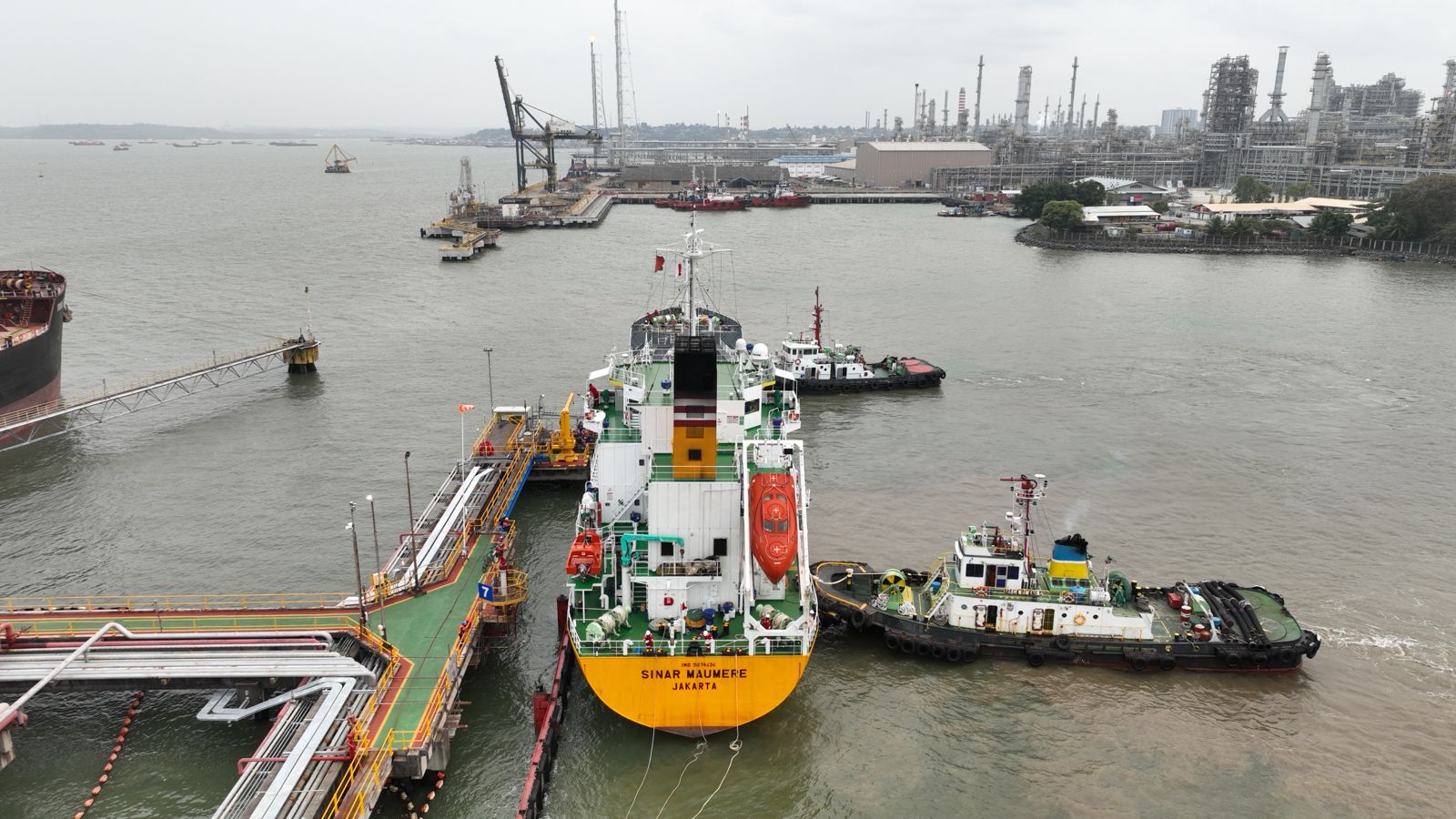 Pertamina RU V Balikpapan Kirim Perdana SF-05 ke BP Tangguh LNG
