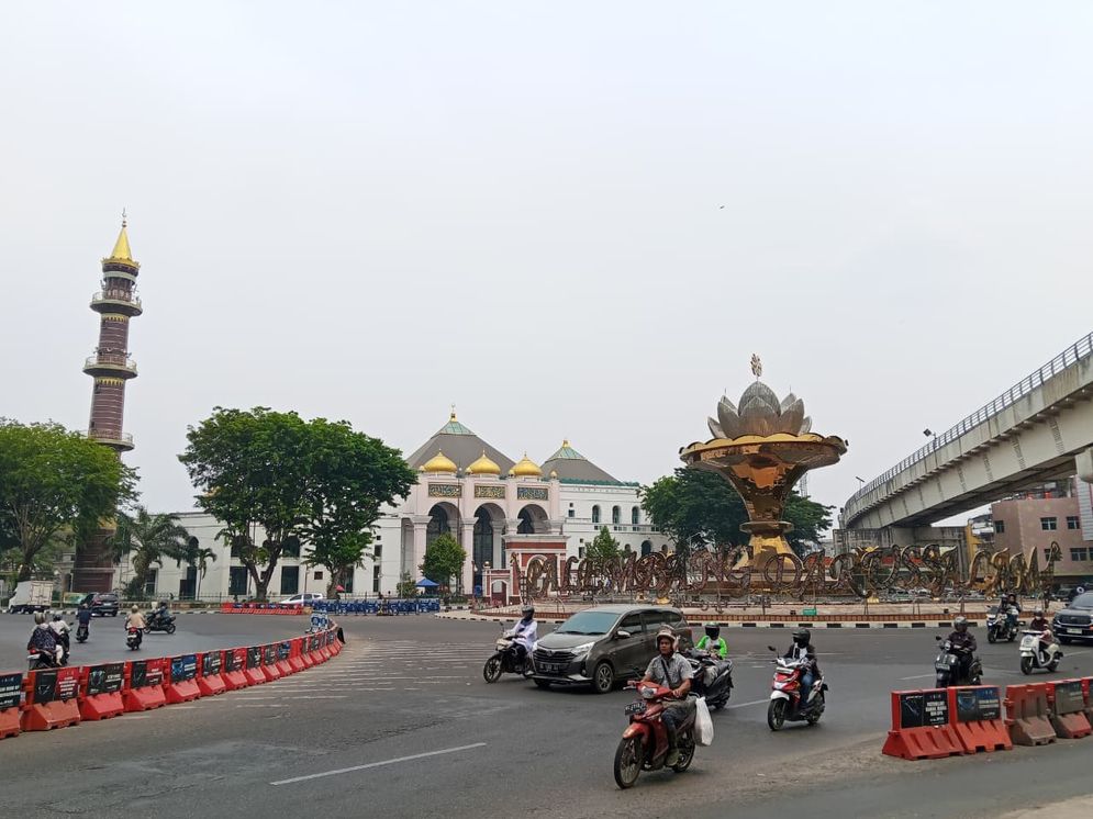 Titik nol Kota Palembang yang tampak berselimut asap tipis